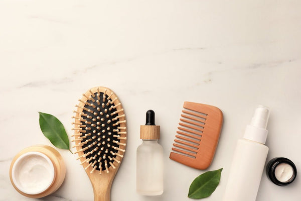 ヘアオイルとヘアミルクの違いとは？最適な髪質＆それぞれの使い方を解説